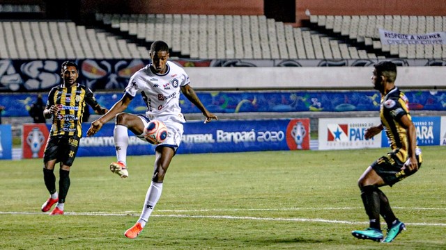 Gelson tentou domínio na área e Lucão, no corte, chutou contra o próprio gol
