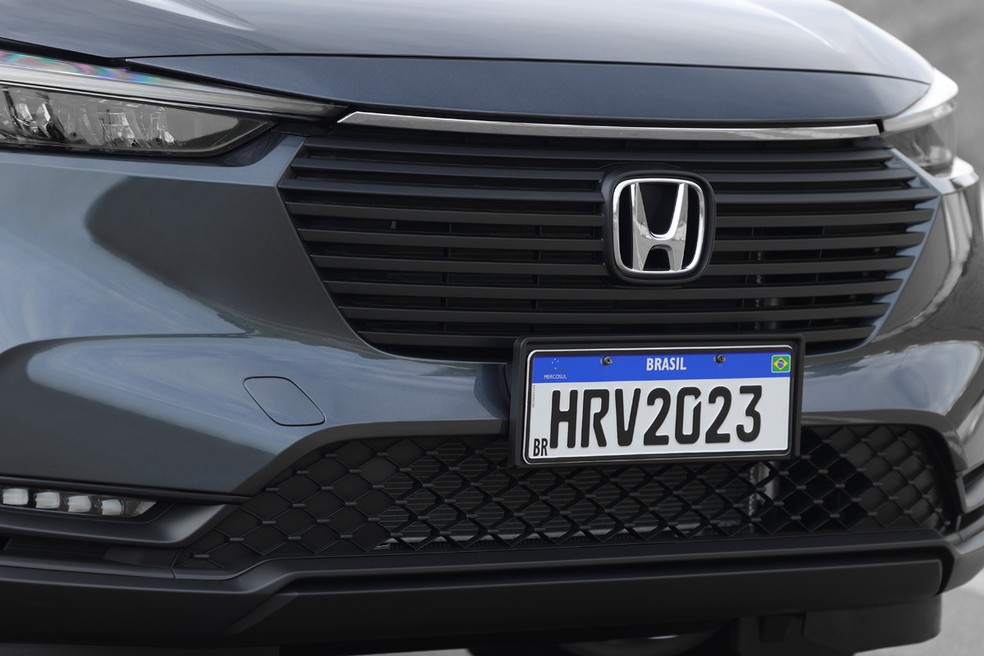 Grade frontal do Honda HR-V 2023 varia de acordo com a versão; EX e EXL tem a parte superior filetada — Foto: Divulgação