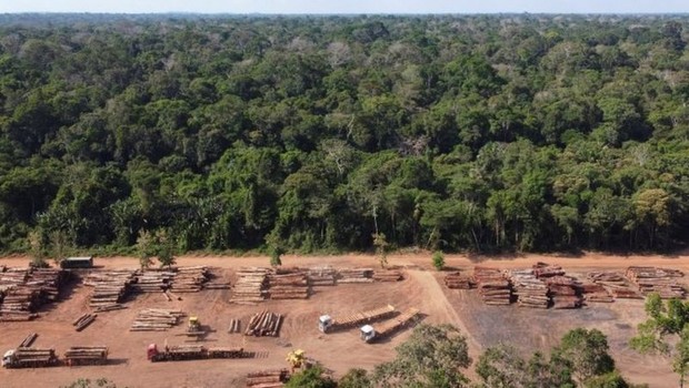 Levantamento leva em conta, pela primeira vez, emissões provocadas por desmatamento, não apenas queima de combustíveis fósseis (Foto: REUTERS via BBC)