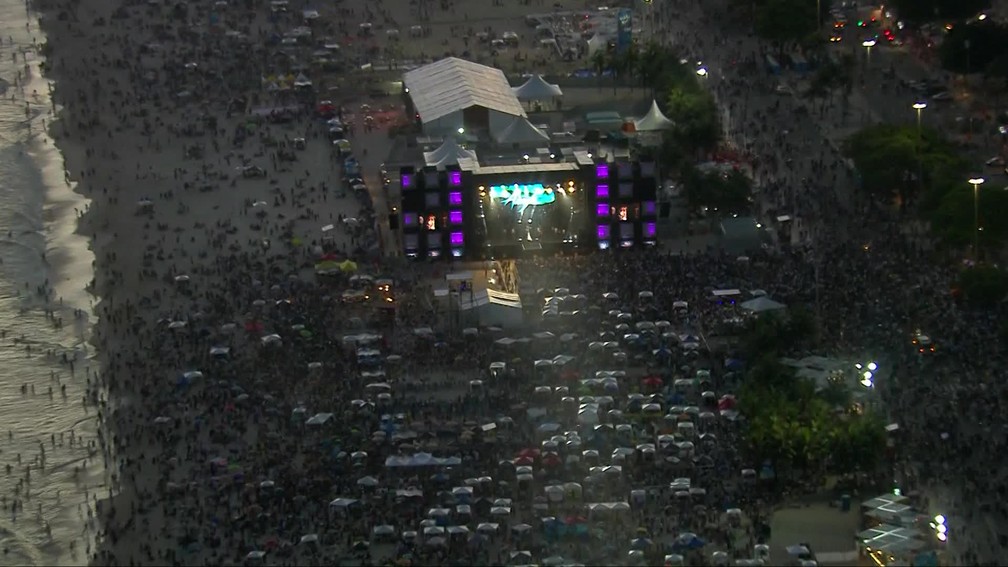 Foto de arquivo: Imagem aérea mostra palco do réveillon em Copacabana em 2019 — Foto: Reprodução/Globocop