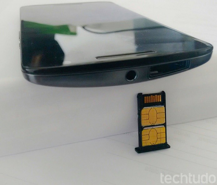 Coloque os chips Nano-SIM na gaveta (Foto: Felipe Alencar/TechTudo)