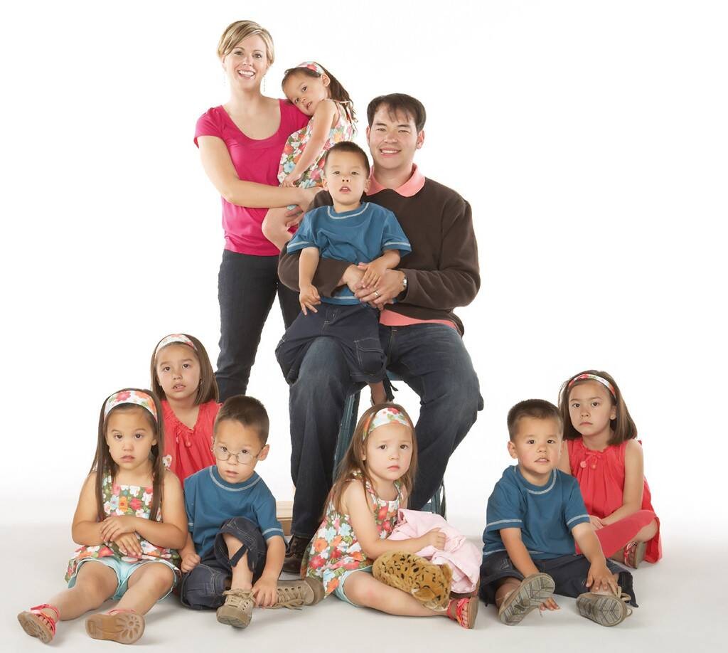 Jon com a ex-mulher Kate e seus oito filhos em foto promocional do reality Jon & Kate Plus 8 (Foto: divulgação)