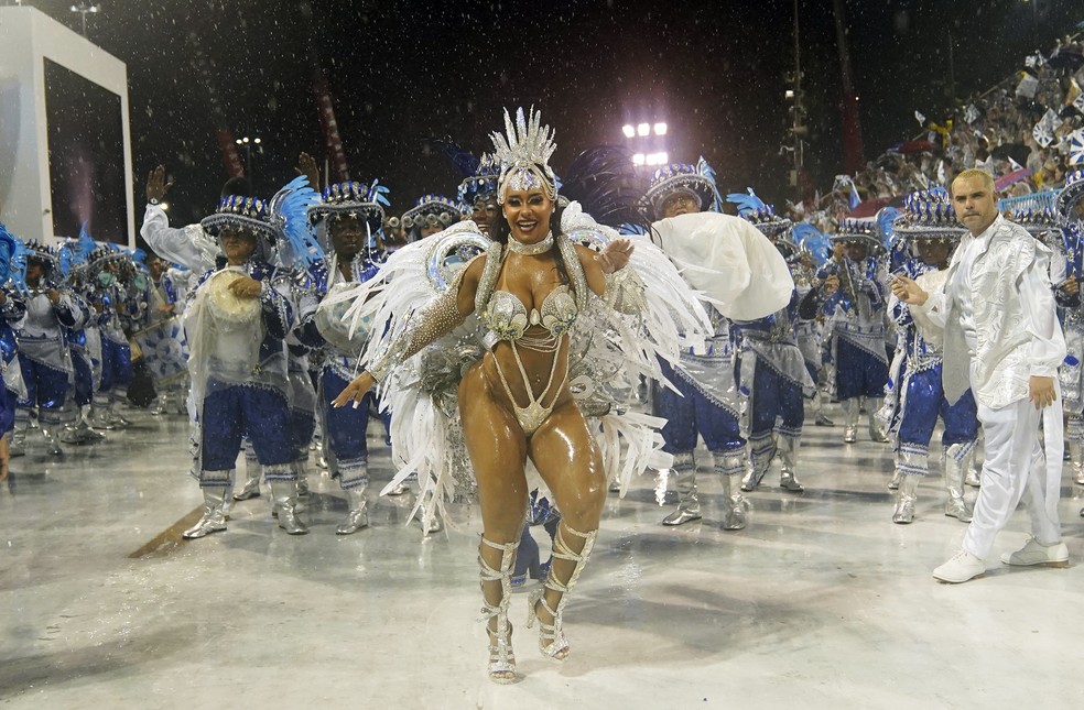 Raíssa Oliveira, na época em que era rainha de bateria da Beija-Flor: ela se joga mesmo com o chão molhado — Foto: Marcos Serra Lima/G1