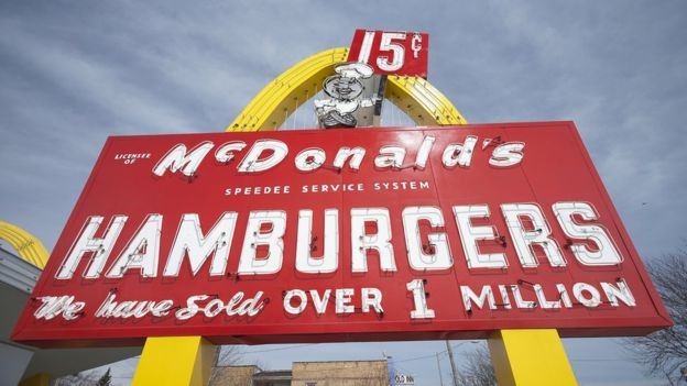 BBC - Ao vender com sucesso franquias, Ray Kroc transformou um pequeno restaurante de hambúrguer em um gigante global (Foto: Getty Images via BBC News)