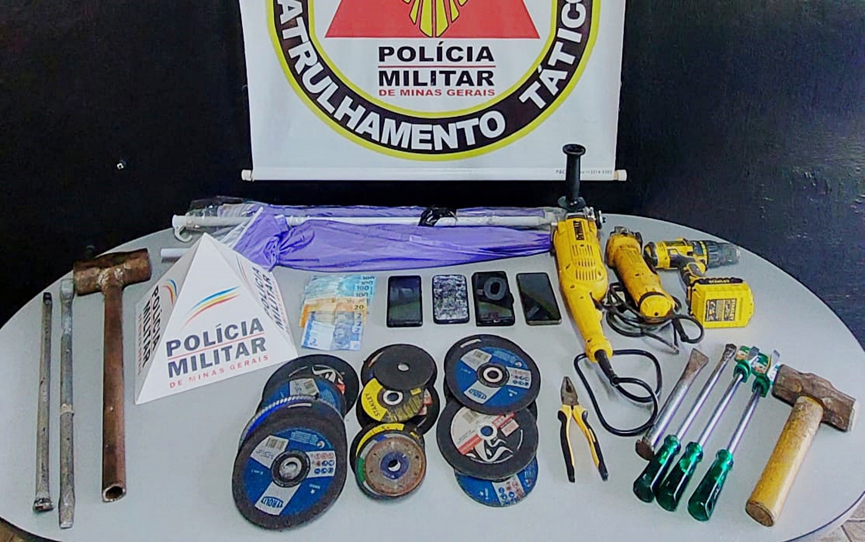 Quadrilha especializada em arrombamentos de caixas e cofres é presa na BR-491, em Varginha, MG