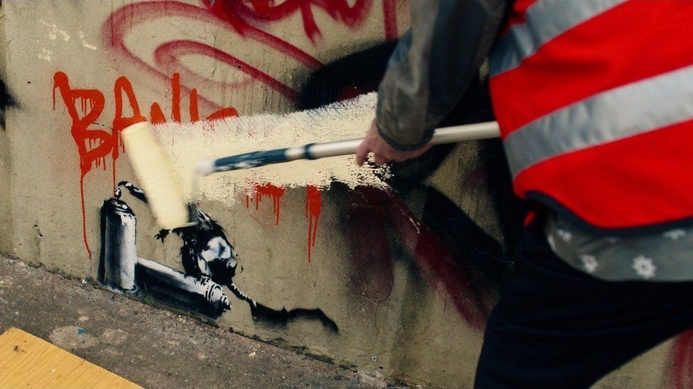 Christopher Walken apagou uma obra de Banksy na série The Outlaws (Foto: Divulgação)