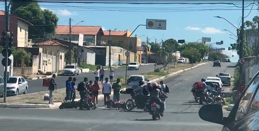 Acidente no cruzamento das avenidas Gil Martins e Celso Pinheiro, Zona Sul de Teresina — Foto: Reprodução