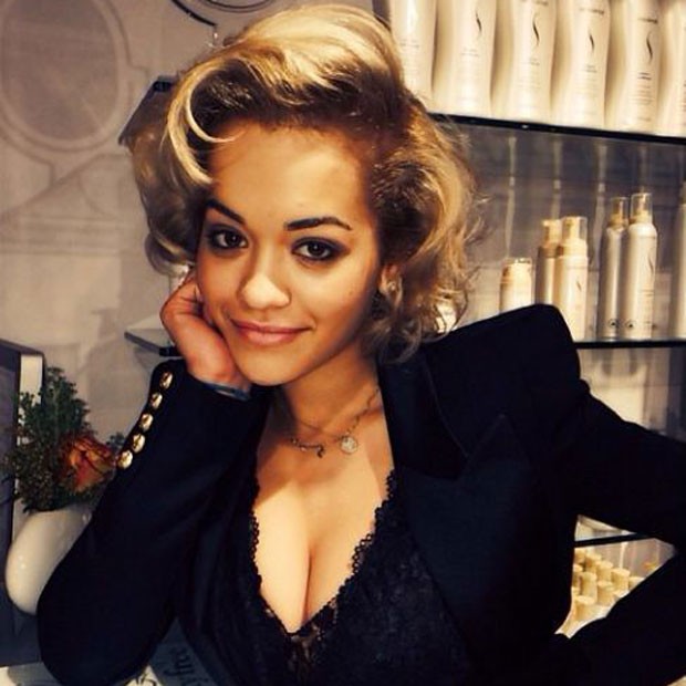 Rita Ora compartilha foto no backstage das gravações de 