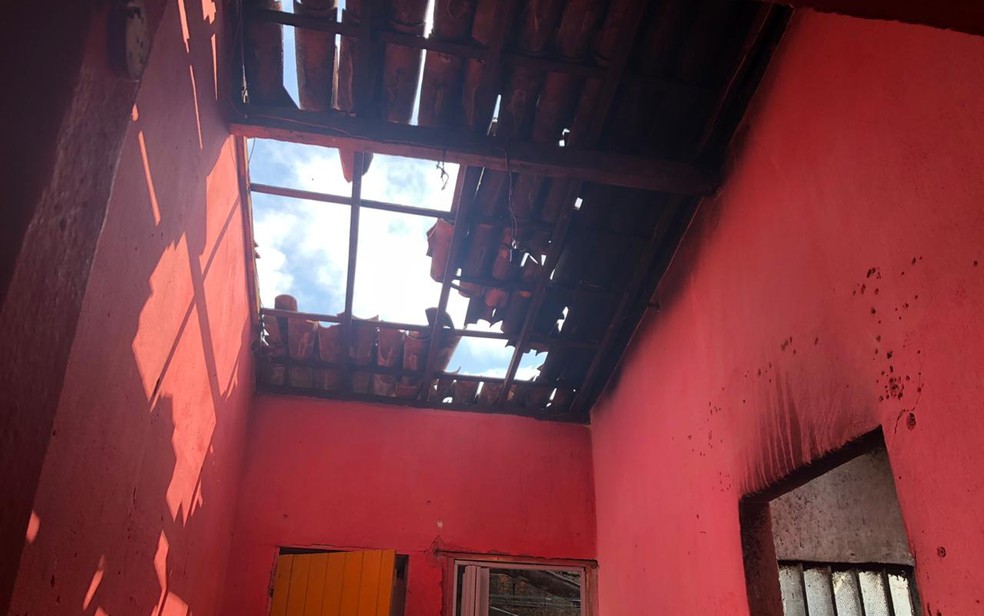 Homem preso por feminicídio no Recife tentou fugir pelo telhado da casa onde morava — Foto: Pedro Alves/G1