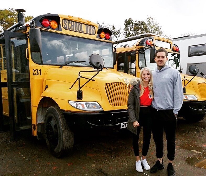 Casal compra ônibus escolar e o transforma em casa de luxo (Foto: reprodução/instagram)