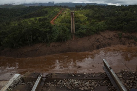 Pontilhão de estrada de ferro não resistiu à passagem da lama da barragem 