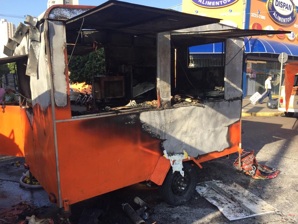 Fogo destruiu trailer na feira livre da Avenida Manoel Goulart — Foto: Murilo Zara/TV Fronteira 