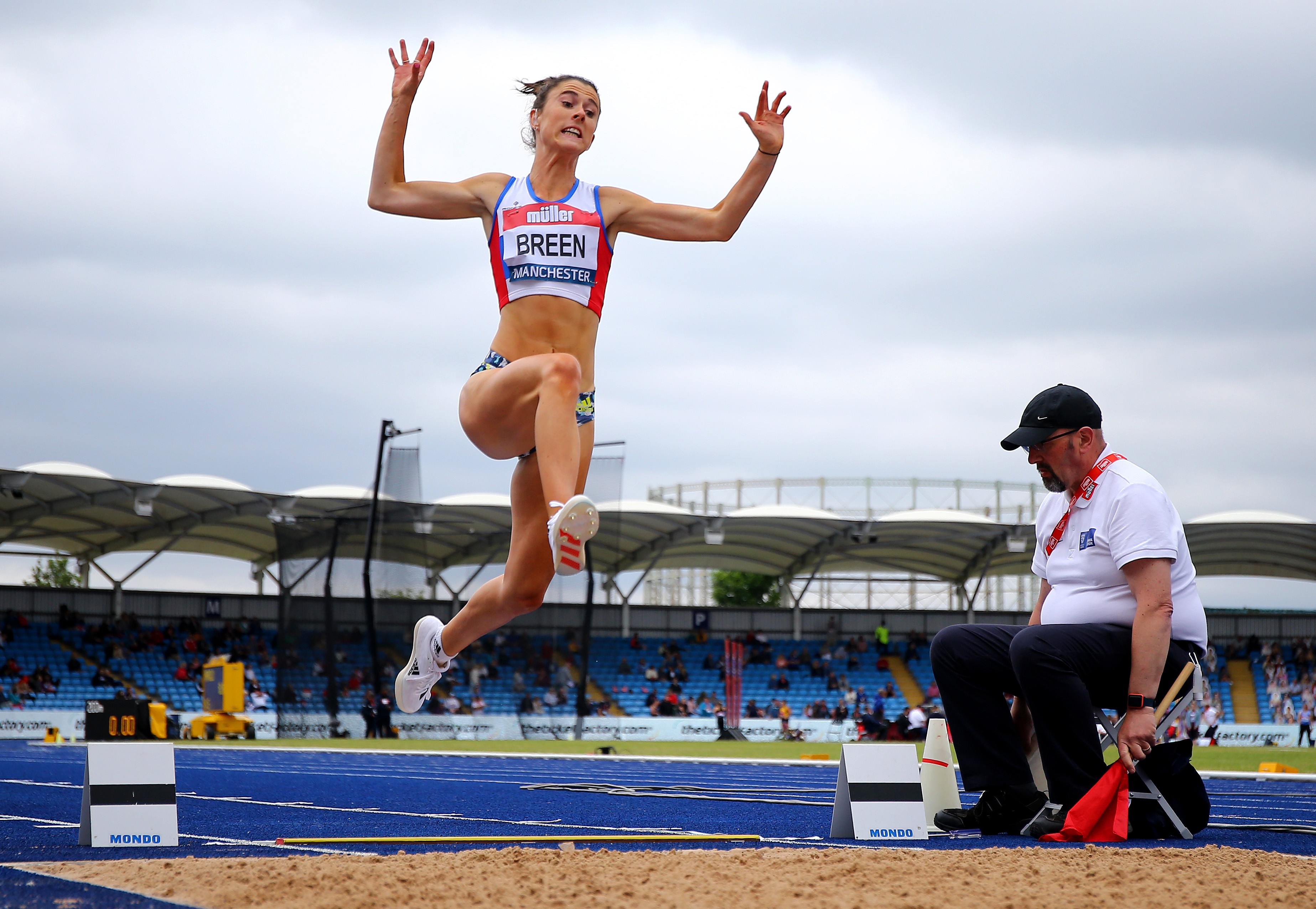 A atleta britânica Olivia Breen em competição recente em Manchester (Foto: Getty Images)