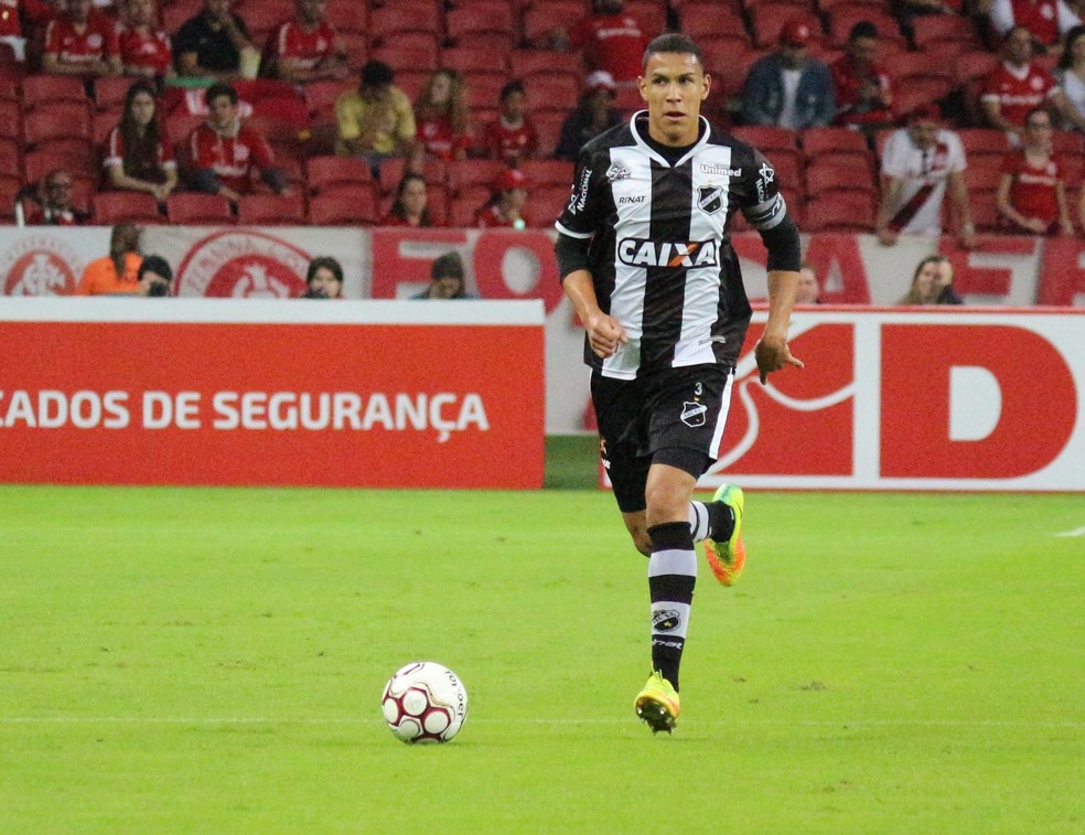Capitão do ABC, Oswaldo é formado nas categorias de base do Sport e usa experiência do ex-clube para enfrentar o Santa Cruz (Foto: Andrei Torres/ABC)