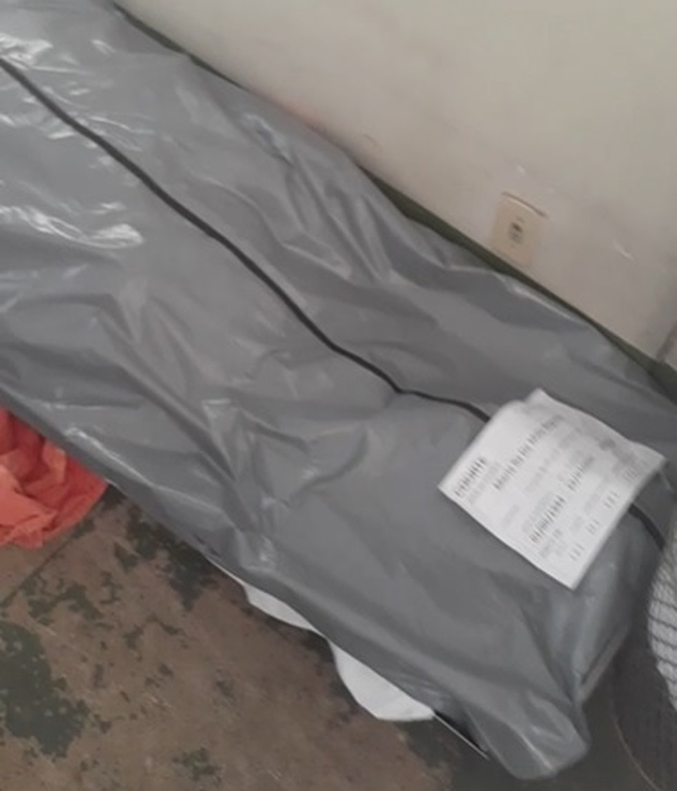 Corpo é armazenado no chão no Hospital Regional do Guará, no DF — Foto: Arquivo pessoal