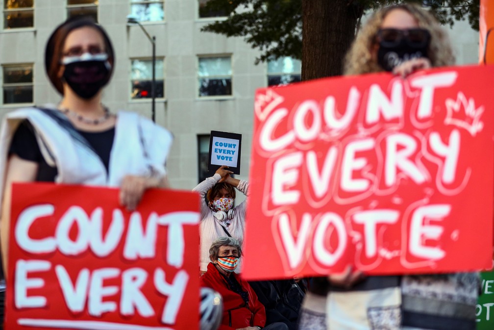 Manifestantes pedem contagem de todos os votos, durante protesto em Washington, nesta quinta-feira (5). — Foto: Hannah McKay/Reuters