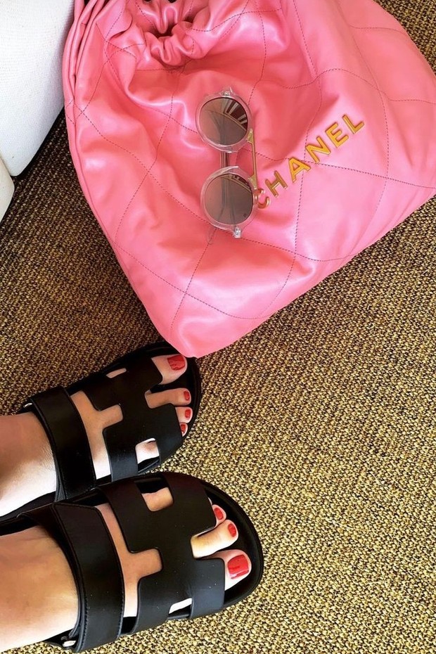 Lala Rudge com as sandálias Chypre da Hermès (Foto: Reprodução/Instagram)