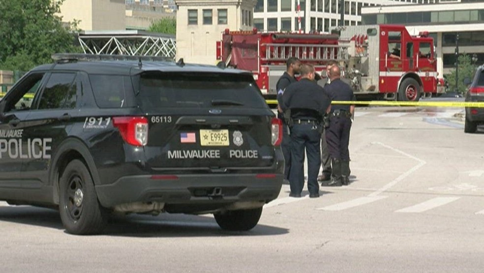 Polícia interdita ponte onde idoso caiu e morreu em Milwaukee — Foto: Reprodução/NBC