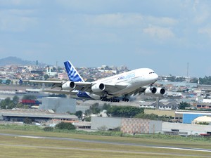 A-380 decola do Aeroporto Internacional de Cumbica, em Guarulhos, e pousou na tarde desta quinta-feira (22) no Rio de Janeiro (Foto: Divulgação/Airbus)