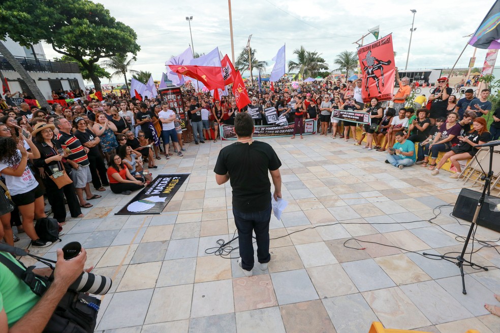 Ato na Praia de Iracema em memória das vítimas da ditadura militar em Fortaleza, neste domingo — Foto: Kid Júnior/ SVM