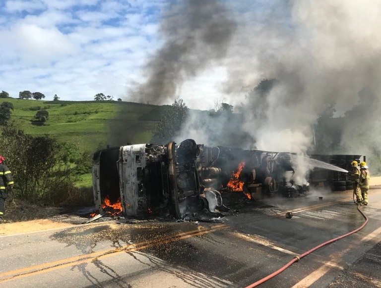 Caminhão carregado com soja tomba e pega fogo na MG-179, em São João da Mata