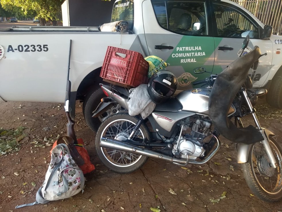 Motocicleta abandonada contribuiu na localização do indivíduo — Foto: Polícia Ambiental