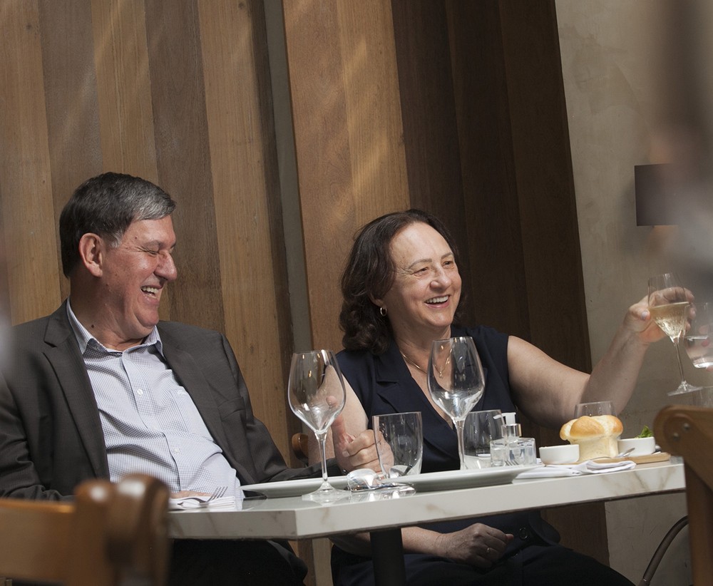 Luiz e Carmen Donaduzzi brincam que começaram a empresa na garagem - mas sem garagem — Foto: Carol Carquejeiro/Valor