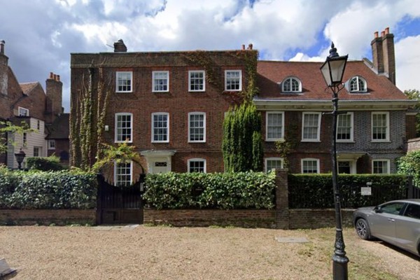 A mansão na qual George Michael passou seus últimos anos de vida e morreu, no bairro de Highgate, no norte de Londres (Foto: Google Maps)