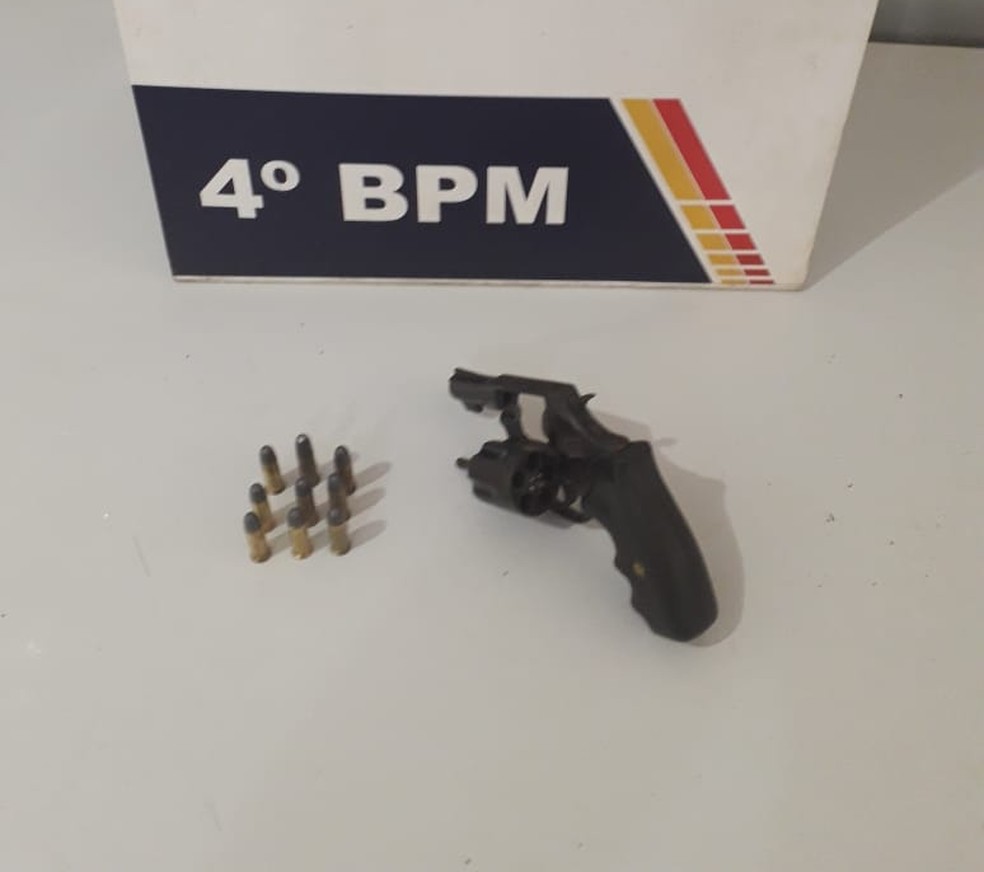 Arma em mochila de ex-governador estava carregada — Foto: Polícia Militar