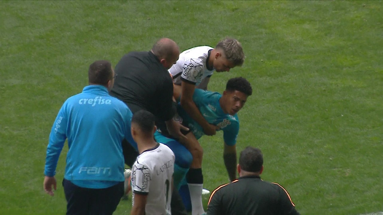 Confusão após o término da partida entre Corinthians 0 x 1 Palmeiras - Sub-20.