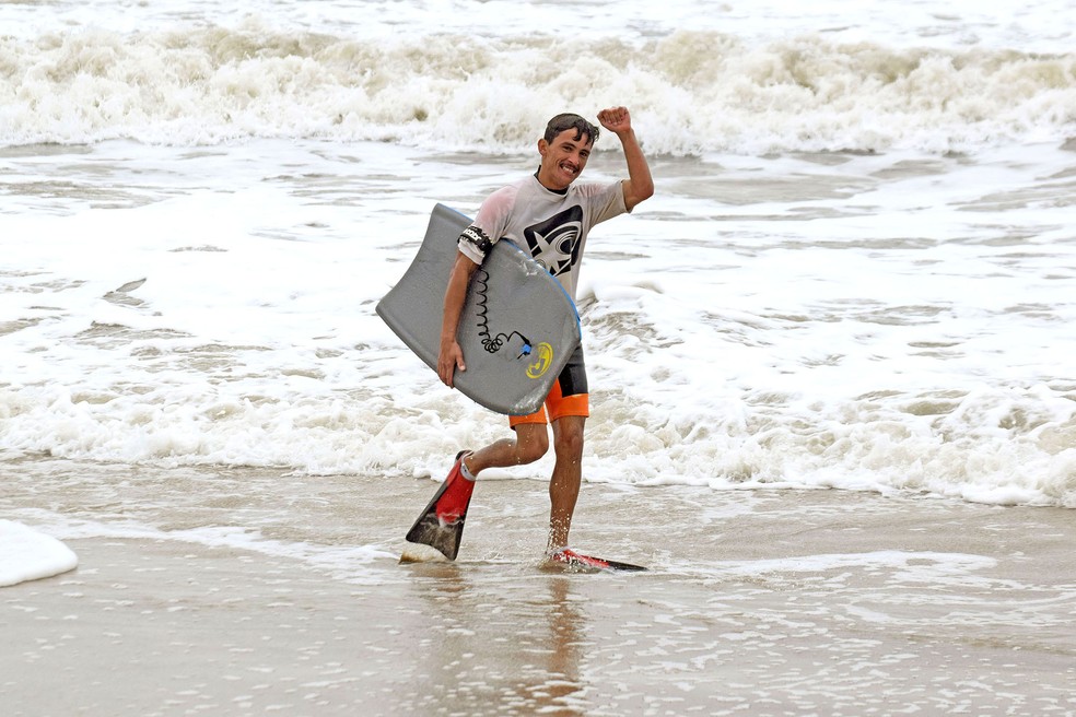 João Vitor saindo da água satisfeito após lindas manobras que renderam o primeiro lugar no Circuito.  — Foto: Federação Paranaense de Bodyboarding