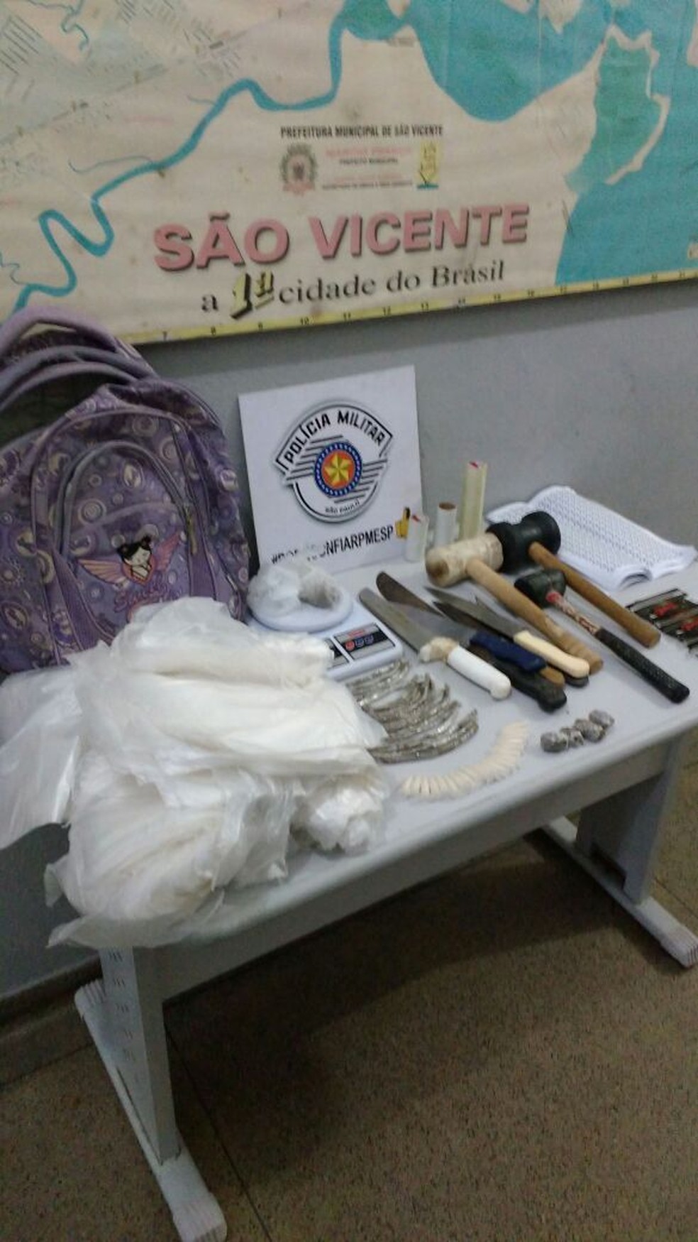 Objetos relacionados ao tráfico de drogas foram encontrados dentro do barraco em São Vicente, SP. (Foto: Divulgação/Polícia Militar)