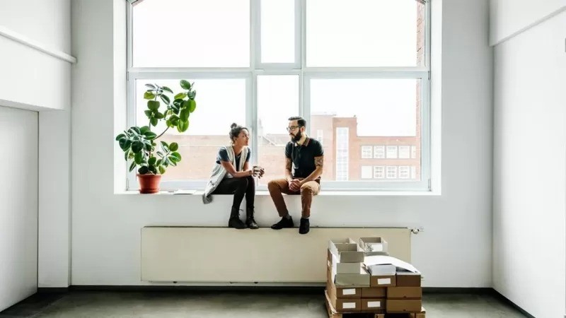 No escritório, os funcionários podem conversar com um colega para resolver um problema - o que é mais difícil no mundo do trabalho remoto (Foto: Getty Images via BBC News)