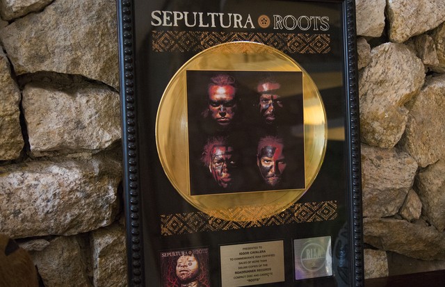 Disco de ouro do albúm Roots da banda Sepulura. (Foto: Rafael Avancini)