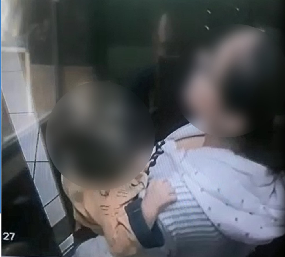M&atilde;e arrastou saco com rec&eacute;m-nascido enquanto estava com filho de um ano no colo &mdash; Foto: G1 Santos