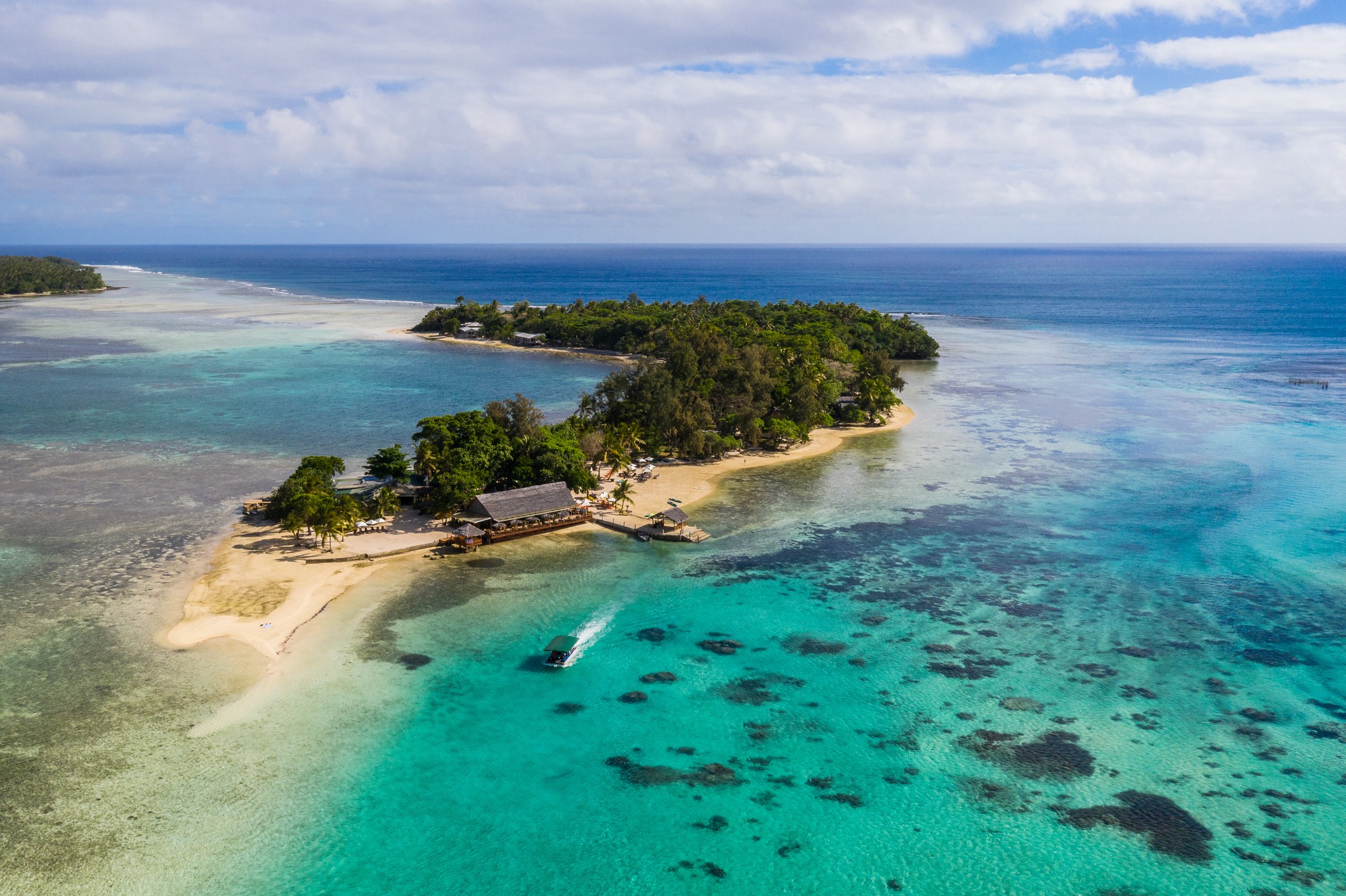 Aerial view of a boat carrying tourist to the stunning Erakor island in the Port Vila bay, just of Vanuatu capital city in the south Pacific on a sunny day. (Foto: Getty Images)