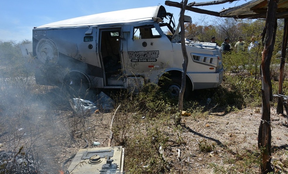 Carro-forte foi assaltado na BR 407, a 10 km de Jaicós. (Foto: Cidades da Net)