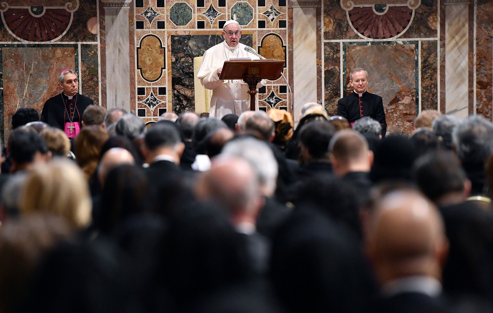Papa Francisco participa de audiência com integrantes do Corpo Diplomático na Sala Regia no Vaticano, nesta segunda-feira (7)  — Foto: Ettore Ferrari / Reuters