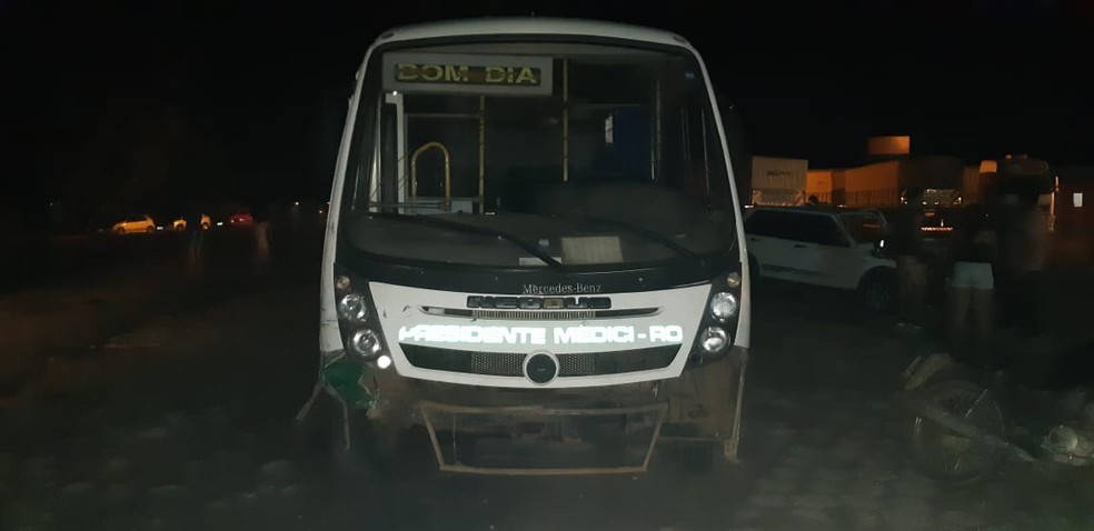 Micro-ônibus envolvido no acidente na BR-364 — Foto: PRF/Divulgação