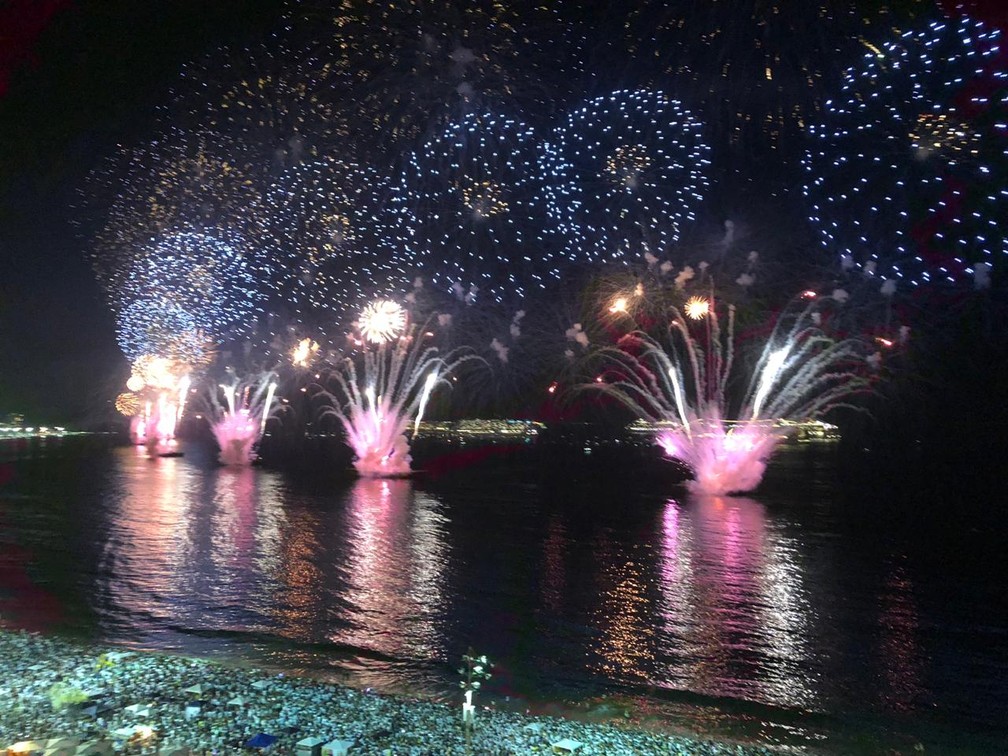 Queima de fogos em Copacabana — Foto: G1 