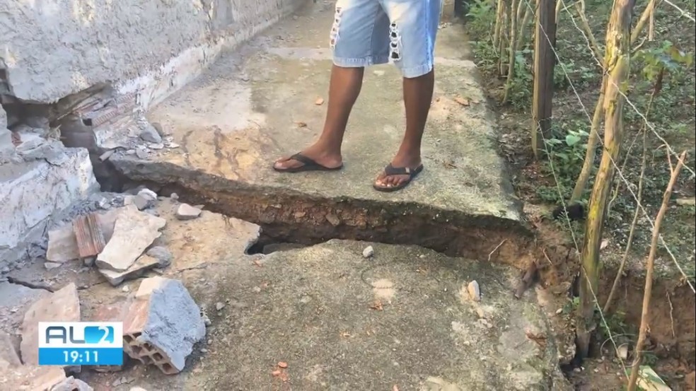 Rachadura em terreno de casa na cidade de Pilar, Alagoas — Foto: Reprodução/TV Gazeta