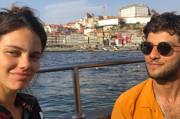   Laura Neiva and Chay Suede in the city of Porto, Portugal (Photo: Reproduction / Instagram) [lees meer]) 