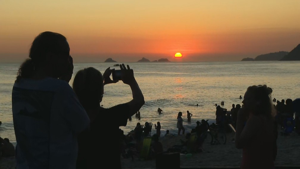 Pôr do sol visto do Arpoador — Foto: Sisley Monteiro/TV Globo