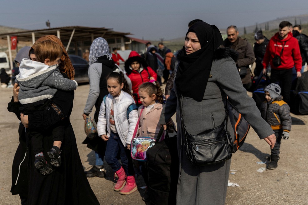 Sírios fazem fila para cruzar a fronteira da Turquia após novos tremores atingirem a fronteira entre os dois países na segunda-feira (20). — Foto: REUTERS/Eloisa Lopez