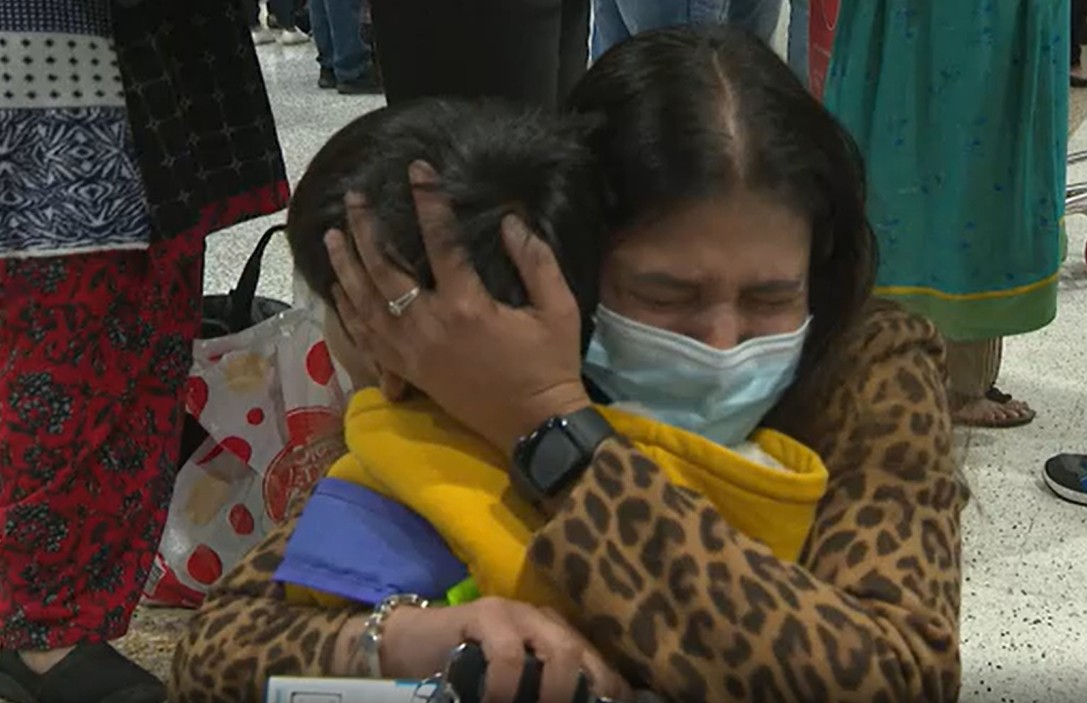 Mãe reencontra filho depois de anos dois por causa da pandemia (Foto: Reprodução/SBS News)