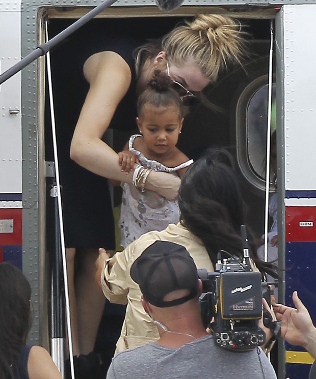 North West, filha de Kim, saiu do jatinho particular no colo da tia Khloé Kardashian (Foto: Grosby Group)