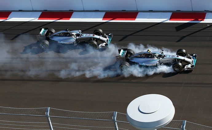 Nico Rosberg fritou pneus ao dar o bote em Lewis Hamilton na primeira volta do GP da Rússia (Foto: Getty Images)