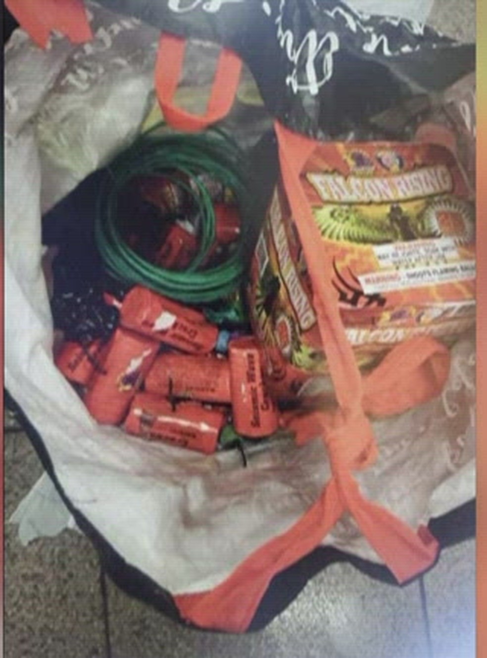 Bolsa com fogos de artifício e bomba de fumaça foi encontrada no local do tiroteio em Nova York em 12 de abril de 2022 — Foto: Reprodução/WCBN via NBC