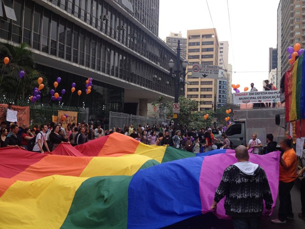 Grupo a favor da inclusão de gênero no plano municipal de educação estende a bandeira do movimento LGBT (Foto: Roney Domingos/G1)