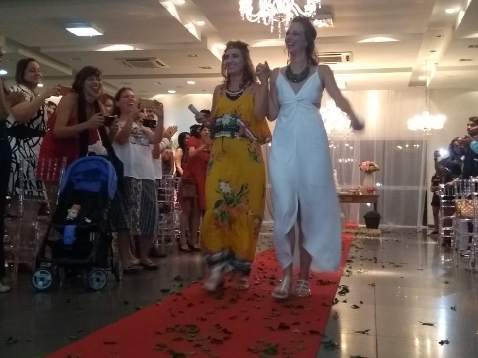 Amanda Schumacher e Mayara Rio Branco moram juntas há nove anos e nesta segunda (10) casaram no Projeto Casar é Legal  — Foto: Lilan Lima/Rede Amazônica Acre